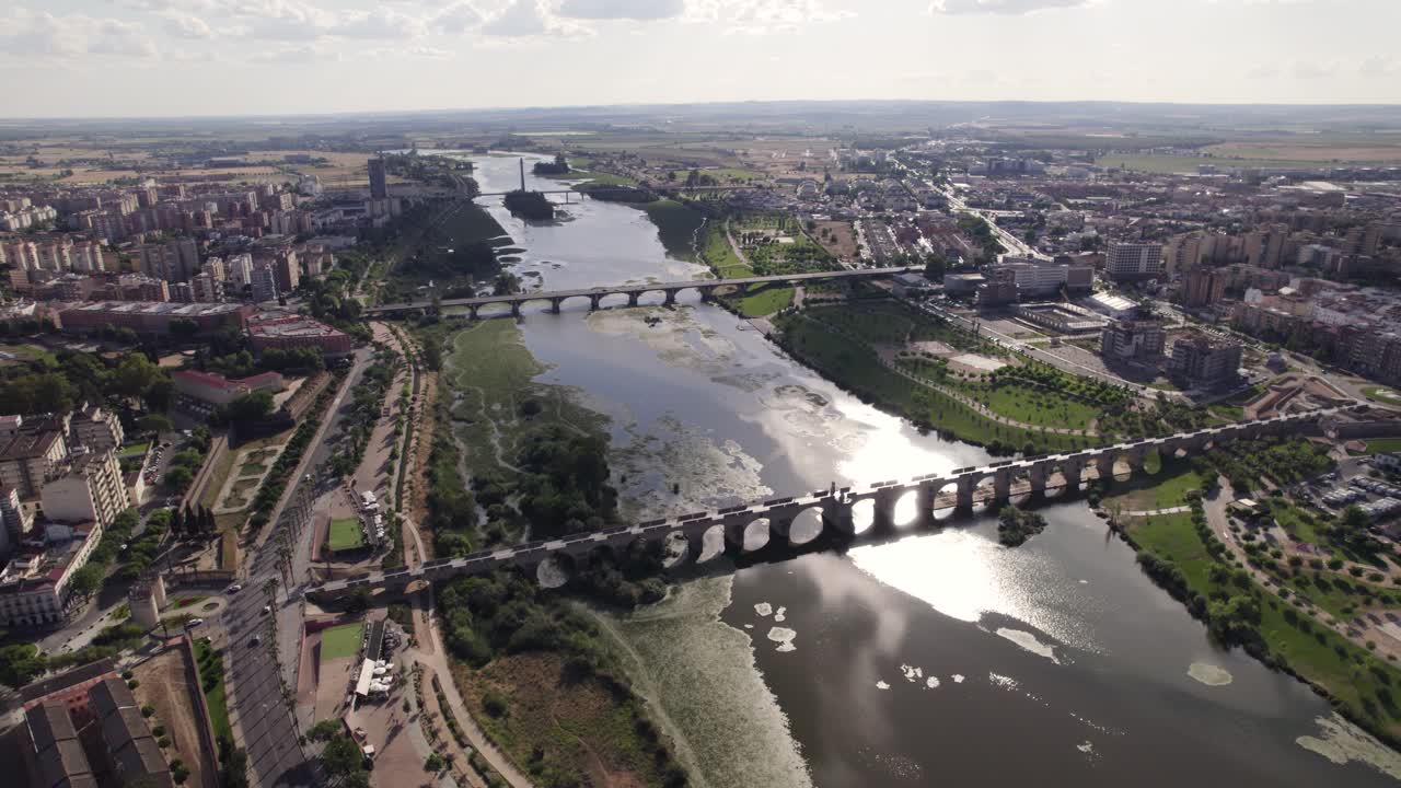 Vista aerea del fiume Guadiana che riflette come uno specchio con il paesaggio urbano.