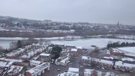 Empuje-Hacia-Adelante-La-Toma-De-Drones-De-Un-Exeter-Nevado-Mirando-Hacia-El-Río-Exe