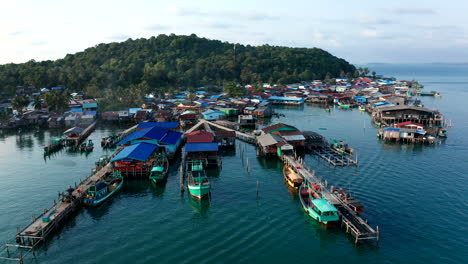 imágenes aéreas de drones de un pueblo flotante en una isla en camboya