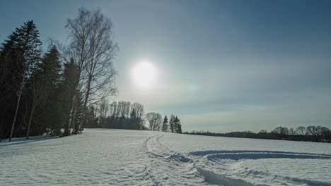 Vista-Panorámica-Puesta-De-Sol-En-Un-Día-Nublado-De-Invierno-En-El-Campo-De-Nieve,-Lapso-De-Tiempo