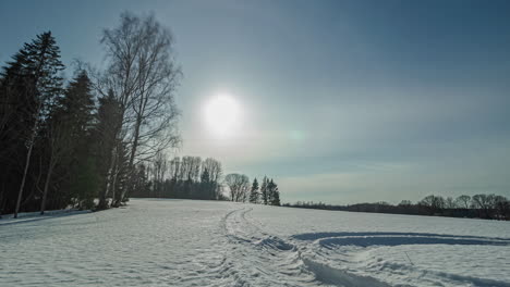 Panoramablick-Auf-Den-Sonnenuntergang-An-Einem-Bewölkten-Wintertag-Im-Schneefeld,-Zeitraffer