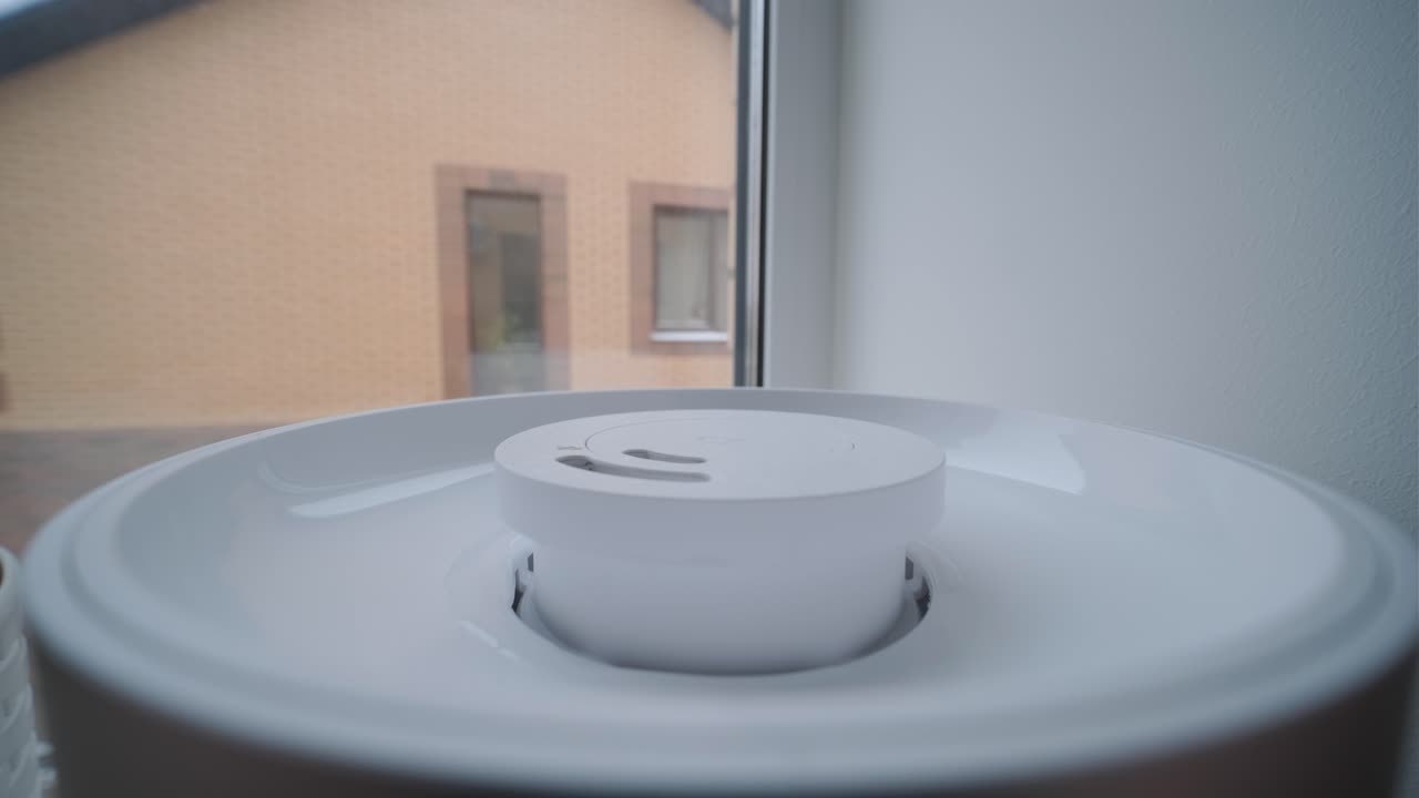 Hvid moderne luftfugter udsender tåge indendørs