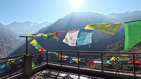 Tejados-De-Aldea-Con-Hermosas-Banderas-De-Oración-Budista-En-El-Viento