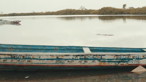 barco de pesca de pie en la playa