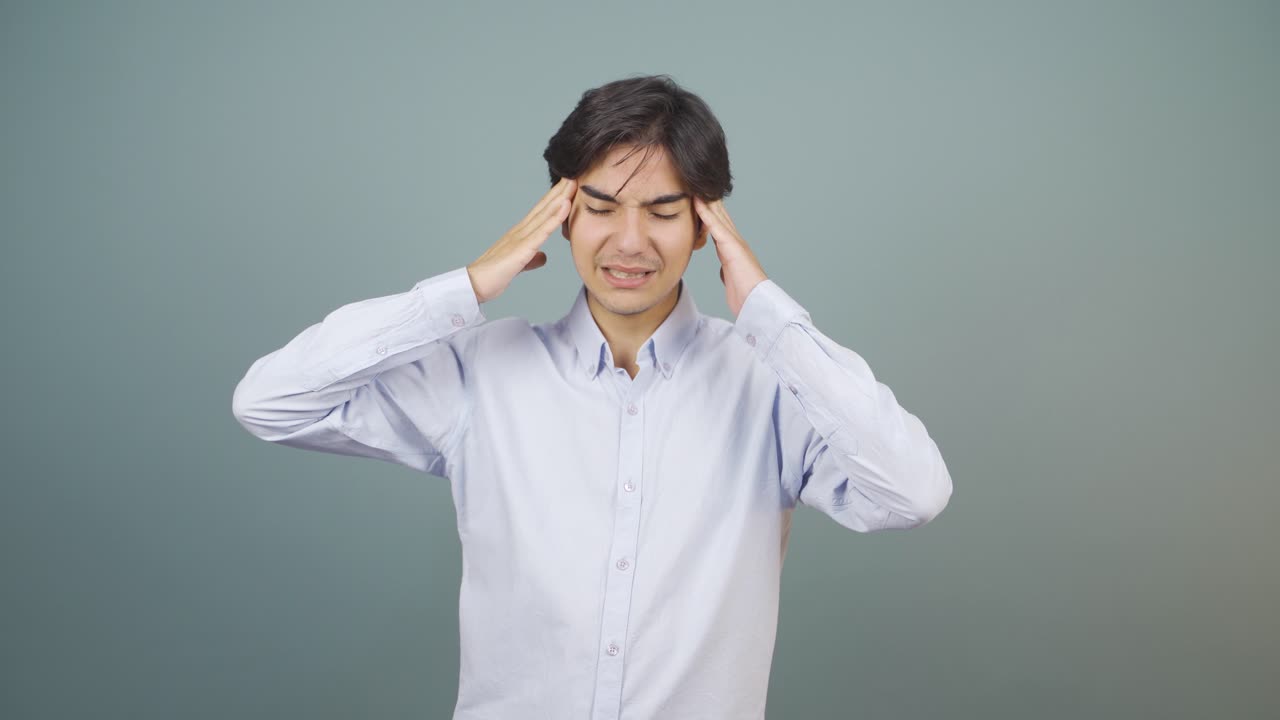 두통이 있는 남자.