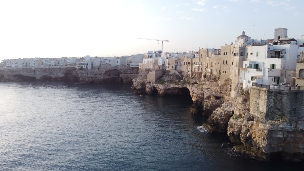Polignano a Maren kaunis rannikko auringonlaskun aikaan.