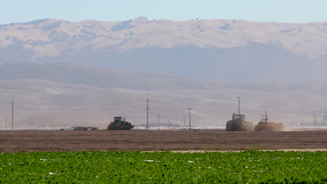 Tractores-Arando-El-Campo-En-Salinas,-Ca