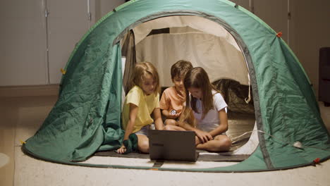 niños viendo películas en la computadora portátil en la tienda