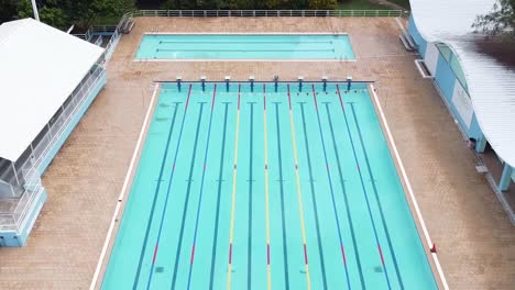 santo domingo, república dominicana - 23 de julio de 2021 - vista aérea de la cancha de natación sin gente cuidadosamente limpia, lugar de deportes de natación, clases acuáticas en la piscina