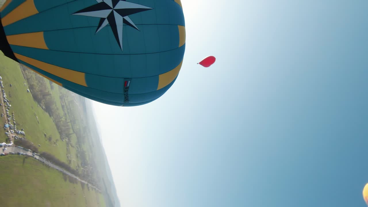 경치 좋은 풍경 위 에서 열기 풍선 을 타고