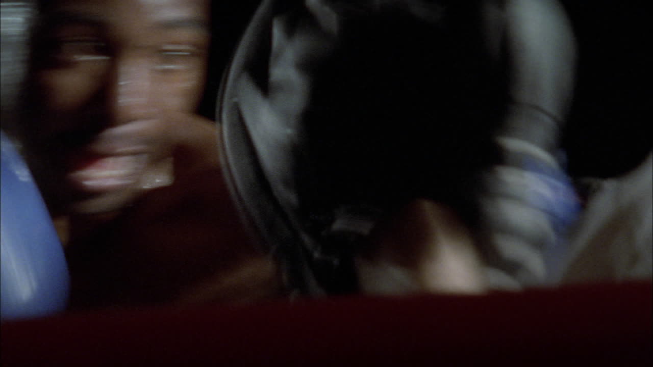 복싱 링에서 싸우는 두 권투 선수 4