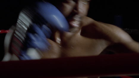 dos boxeadores peleando en un ring de boxeo 4