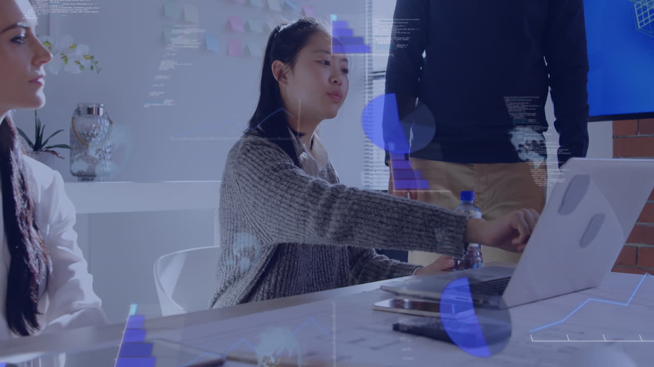 사무실의 다양한 사람들에게 금융 데이터 처리의 애니메이션
