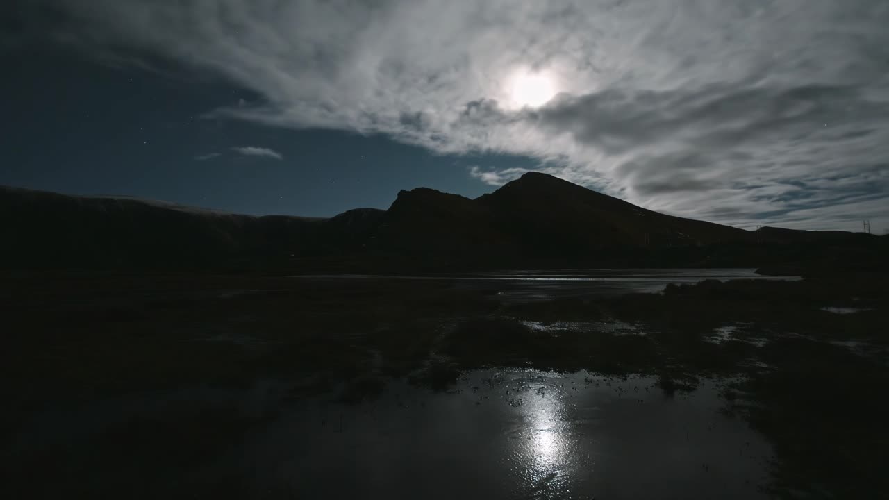 달과 구름을 배경으로 호수의 웅장한 풍경