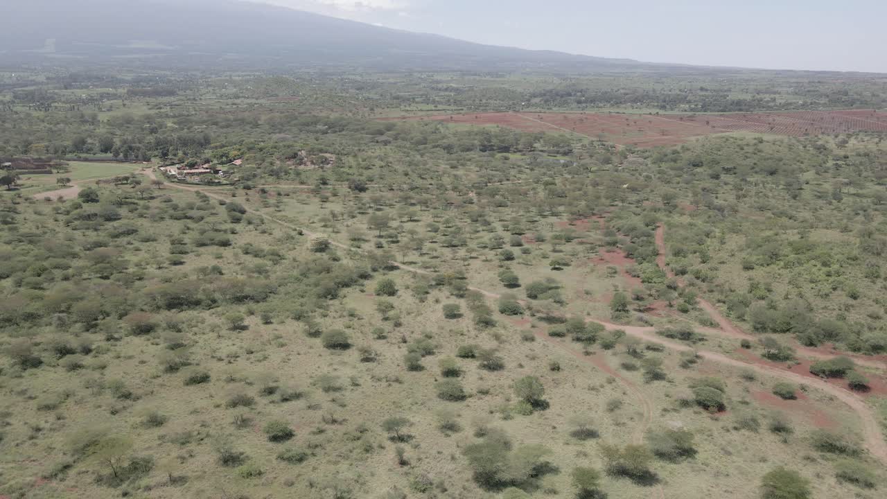 Paesaggio africano e terreni agricoli in ripresa con drone in movimento.