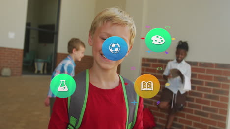 animación de iconos escolares sobre un escolar caucásico sonriente con una bolsa escolar en el pasillo de la escuela