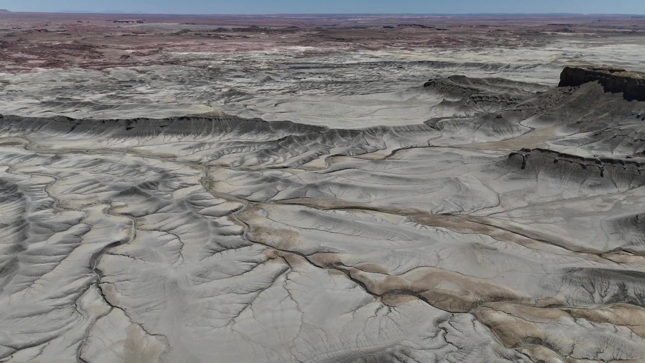 Panoramica aerea verso l'alto su un desolato paesaggio desertico lunare nello Utah