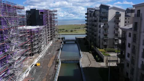 Volando-Entre-Dos-Edificios-En-Un-Sitio-De-Construcción