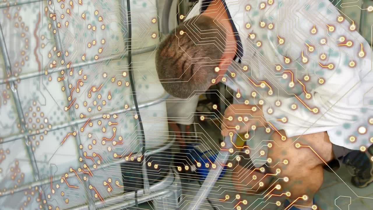 animación de un circuito integrado sobre un fontanero caucásico