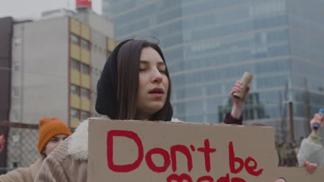 Niña-Sosteniendo-Un-Cartel-De-Cartón-Con-La-Fase-No-Seas-Malo-Con-El-Planeta-Durante-Una-Protesta-Por-El-Cambio-Climático