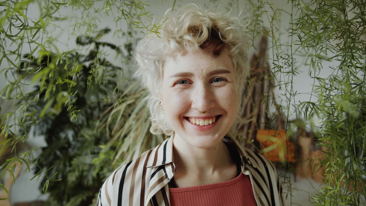 retrato de una chica feliz en una floristería con muchas plantas
