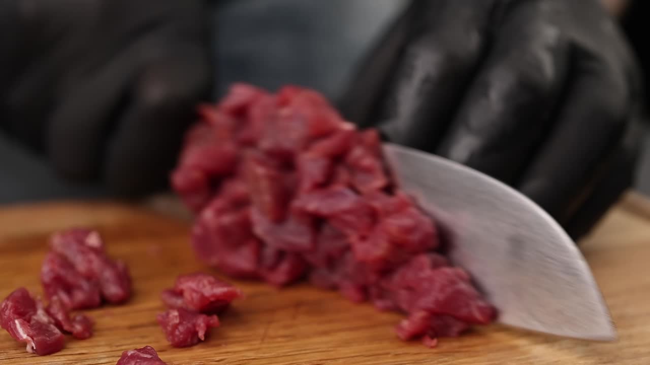 Découper du bœuf cru