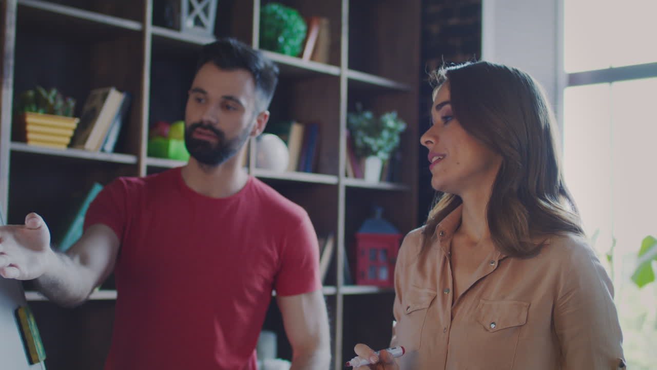 equipo de marketing discutiendo campaña de marketing en el tablero de marcador en la oficina