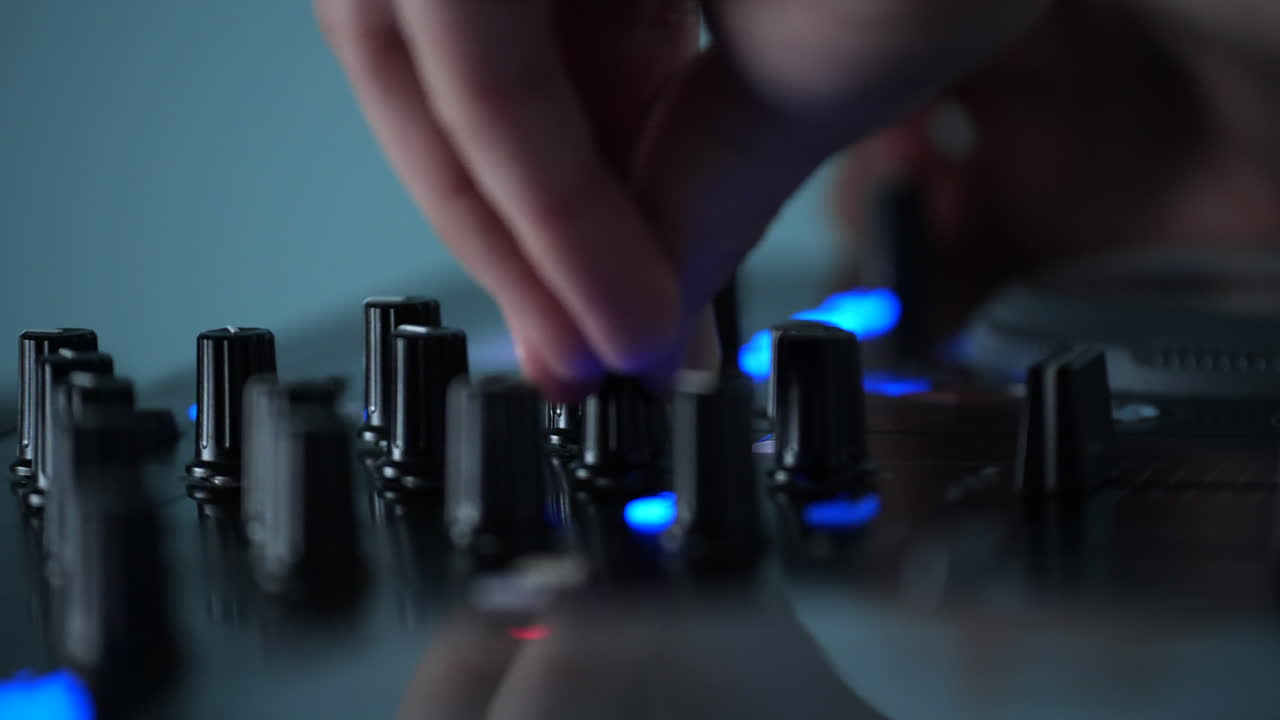 primer plano de dj en cubiertas