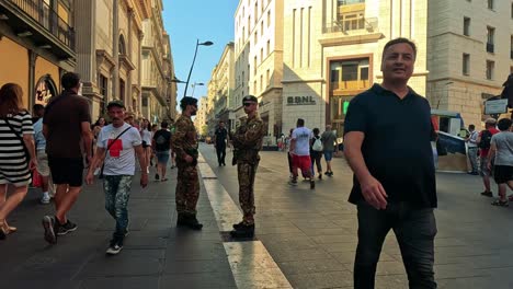 calle llena de turistas y presencia policial