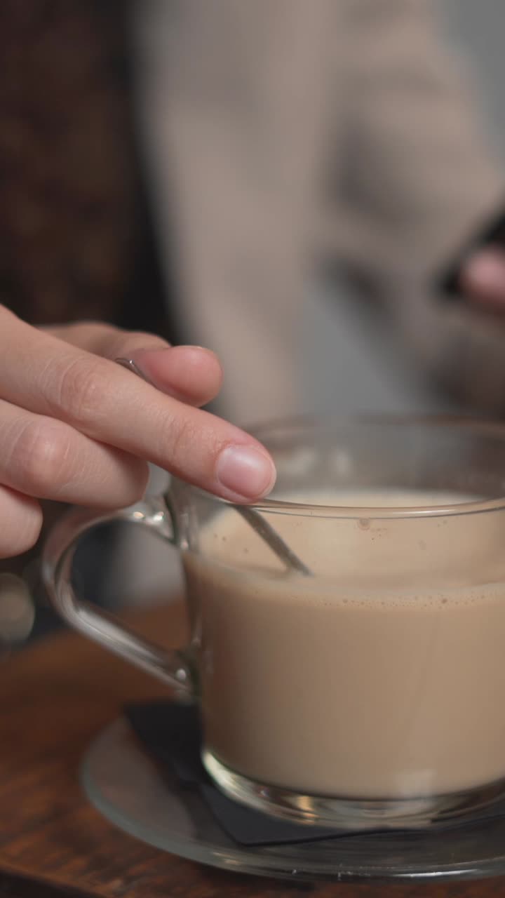 Kvinde, der drikker kaffe