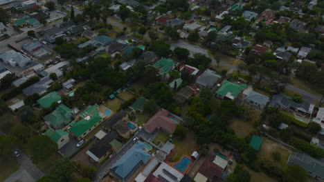 Vista-De-ángulo-Alto-Del-Distrito-Urbano-Residencial.-Los-Delanteros-Vuelan-Por-Encima-Del-Desarrollo-Denso.-Puerto-Elisabeth,-Sudáfrica