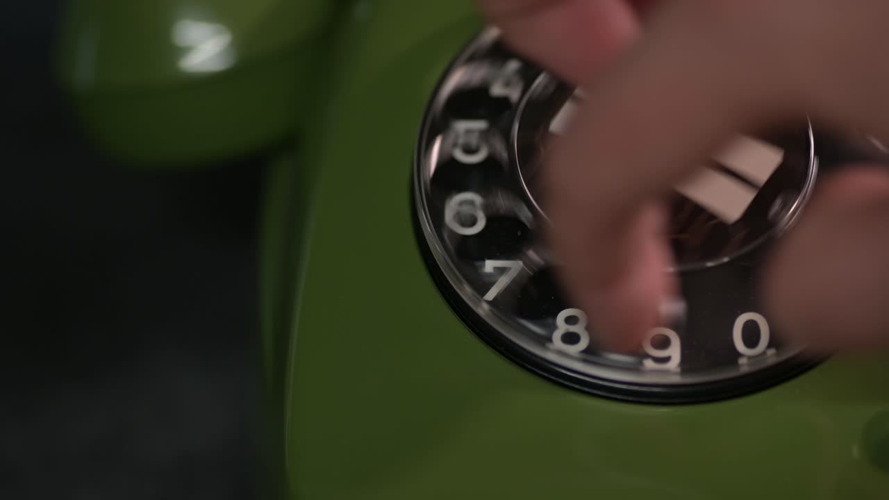 teléfono antiguo verde rotativo de primer plano, teléfono antiguo retro analógico