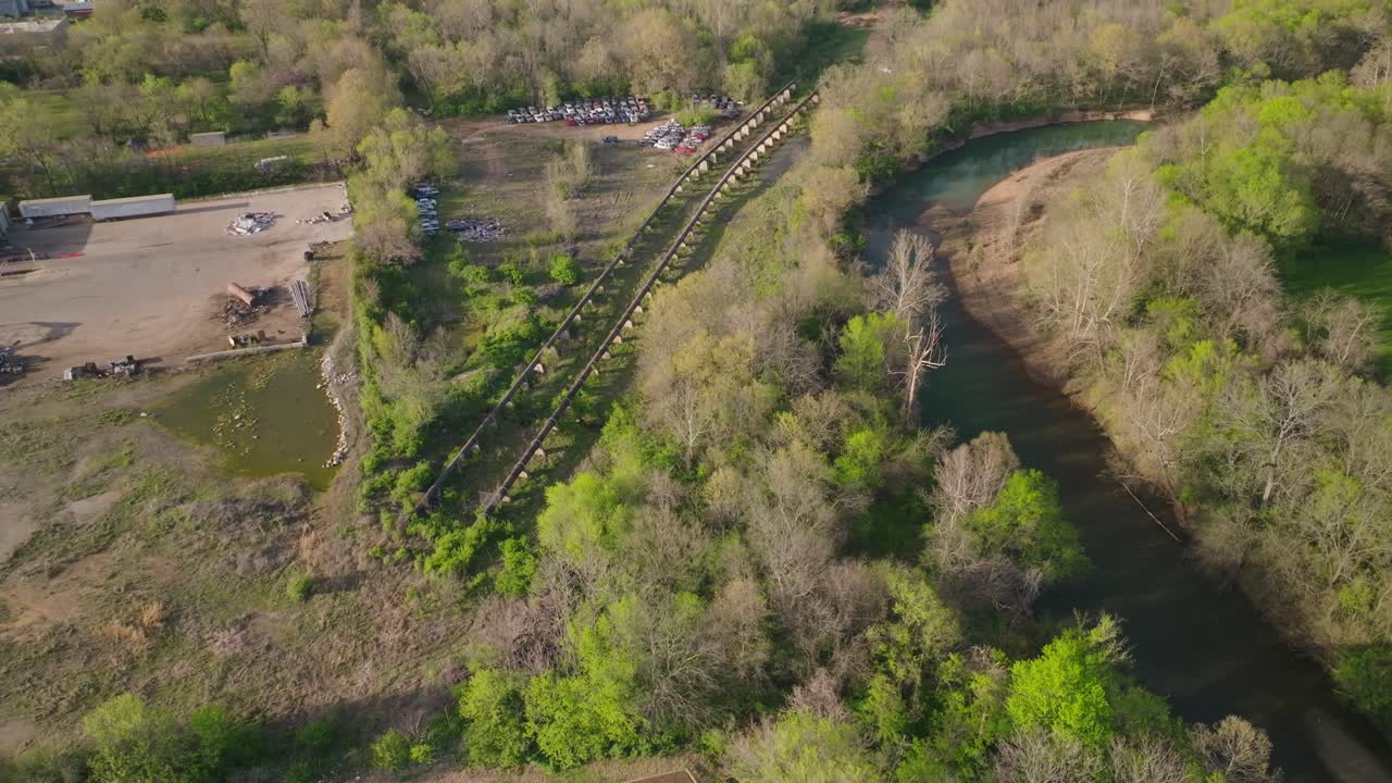 숲과 구부러진 강으로 둘러싸인 쓰레기 창고의 위상