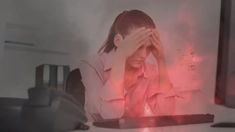 mujer deprimida sentada con las manos en la cabeza 4k