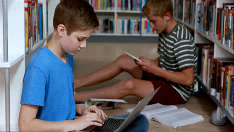 Estudiantes-Atentos-Que-Estudian-En-La-Biblioteca