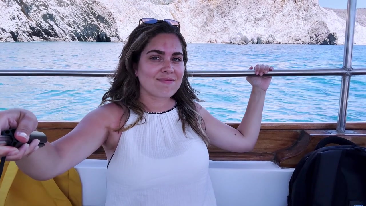 Nữ vlogger chụp ảnh tự sướng trên chuyến đi thuyền ở Santorini
