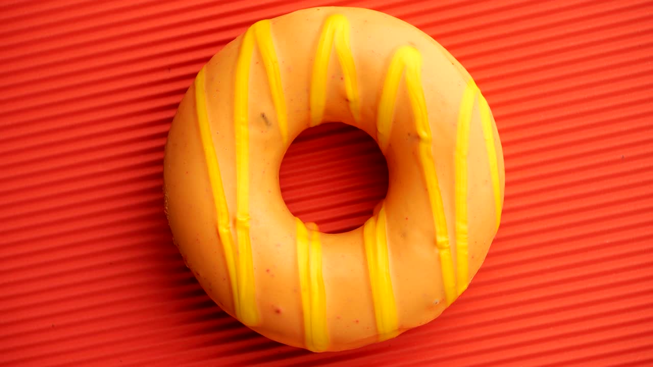 el donut glazado de primer plano.