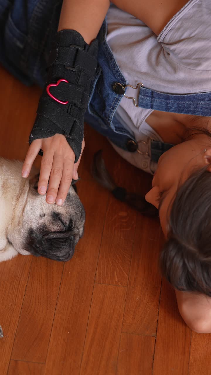 과 손목 브레이스를 입은 소녀