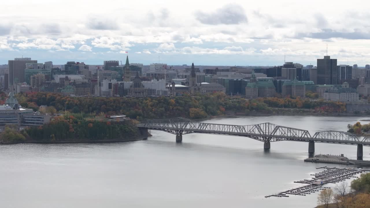 Ottawa ve Gatineau arasında Ottawa Nehri'ni geçen tarihi Alexandra Köprüsü çelik kafes yapısının sinematik drone çekimi