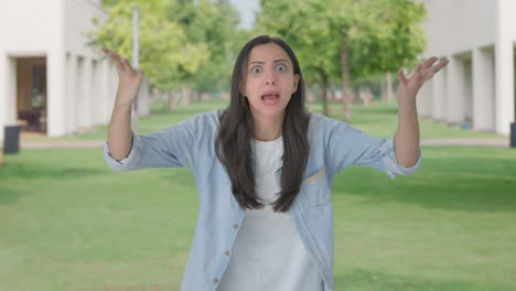 chica india enojada gritando a alguien