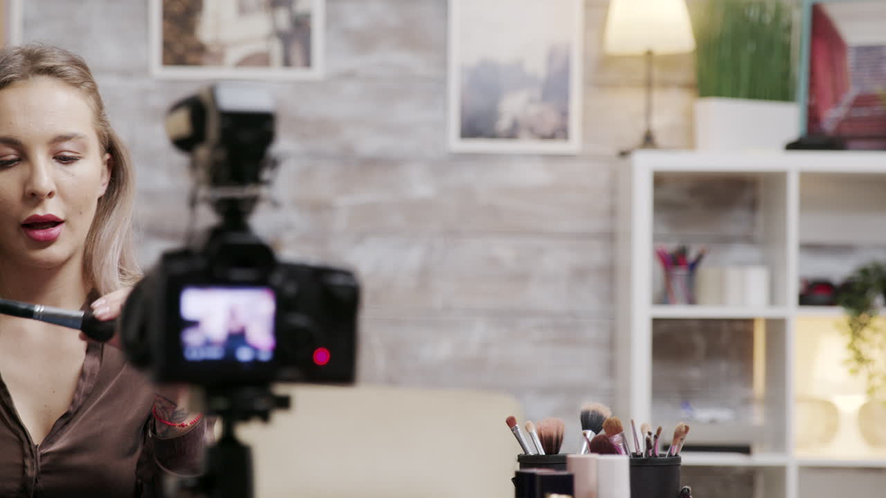 Mujer vloguera grabando un tutorial de maquillaje
