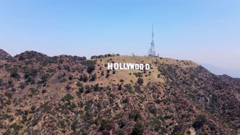 好萊<unk>標誌的空中圖像 (hollywood sign in the hollywood hills, los angeles, california) 是美國加利福尼亞州洛杉磯山區的一座高層建築