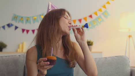 mujer celebrando su cumpleaños