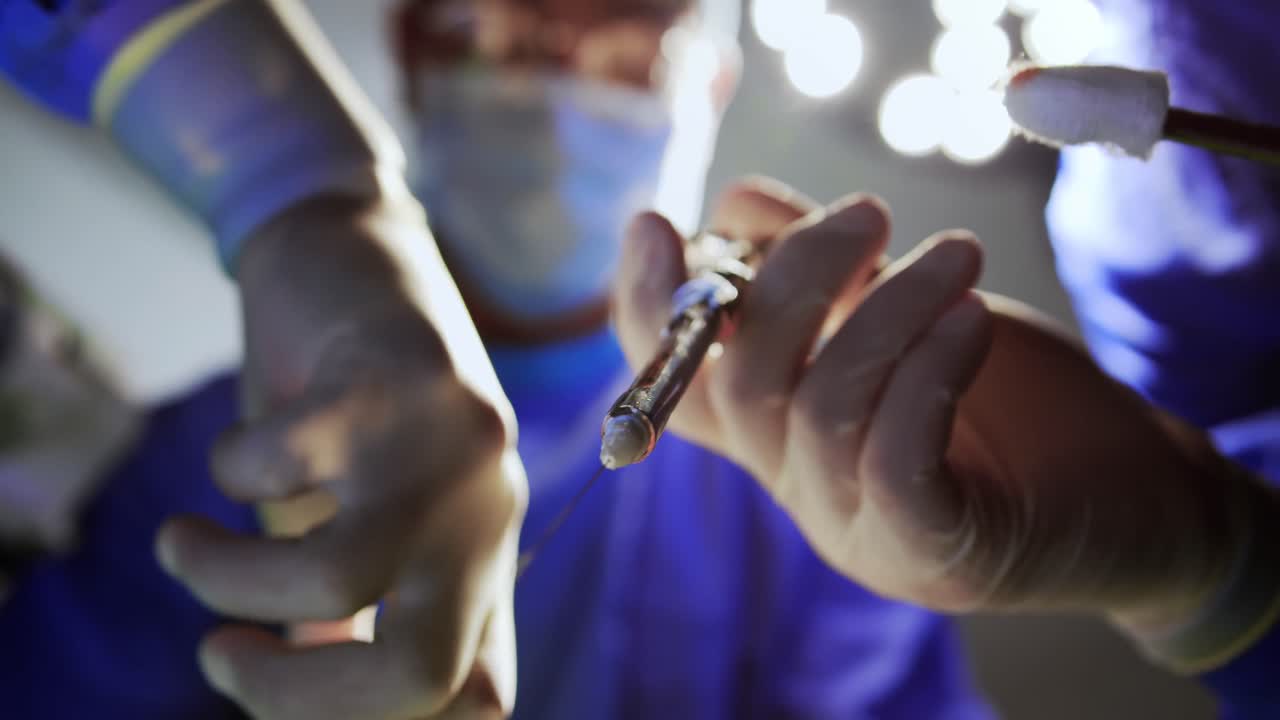 cirujanos que realizan la operación 4k