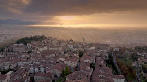 Aerial-shot-of-Bergamo-Alta-during-an-enchanting-light-situation,-approaching-Duomo-and-medieval-civic-center