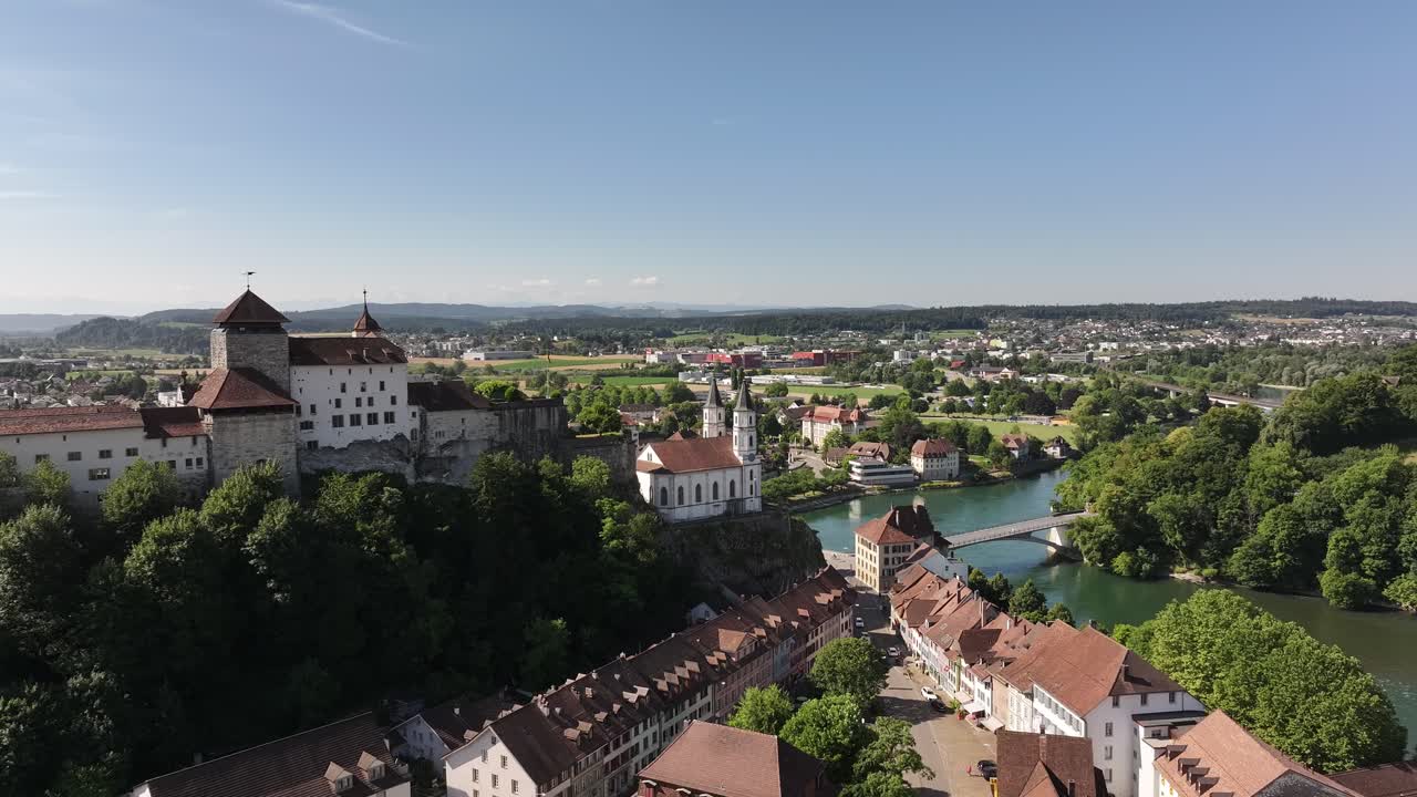 Vista aerea del castello e della chiesa di Aarburg sopra il fiume Aare con la campagna svizzera sullo sfondo