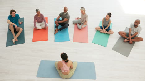 Yoga,-Männer-Und-Frauen-Im-Studio-Mit-Gesprächen