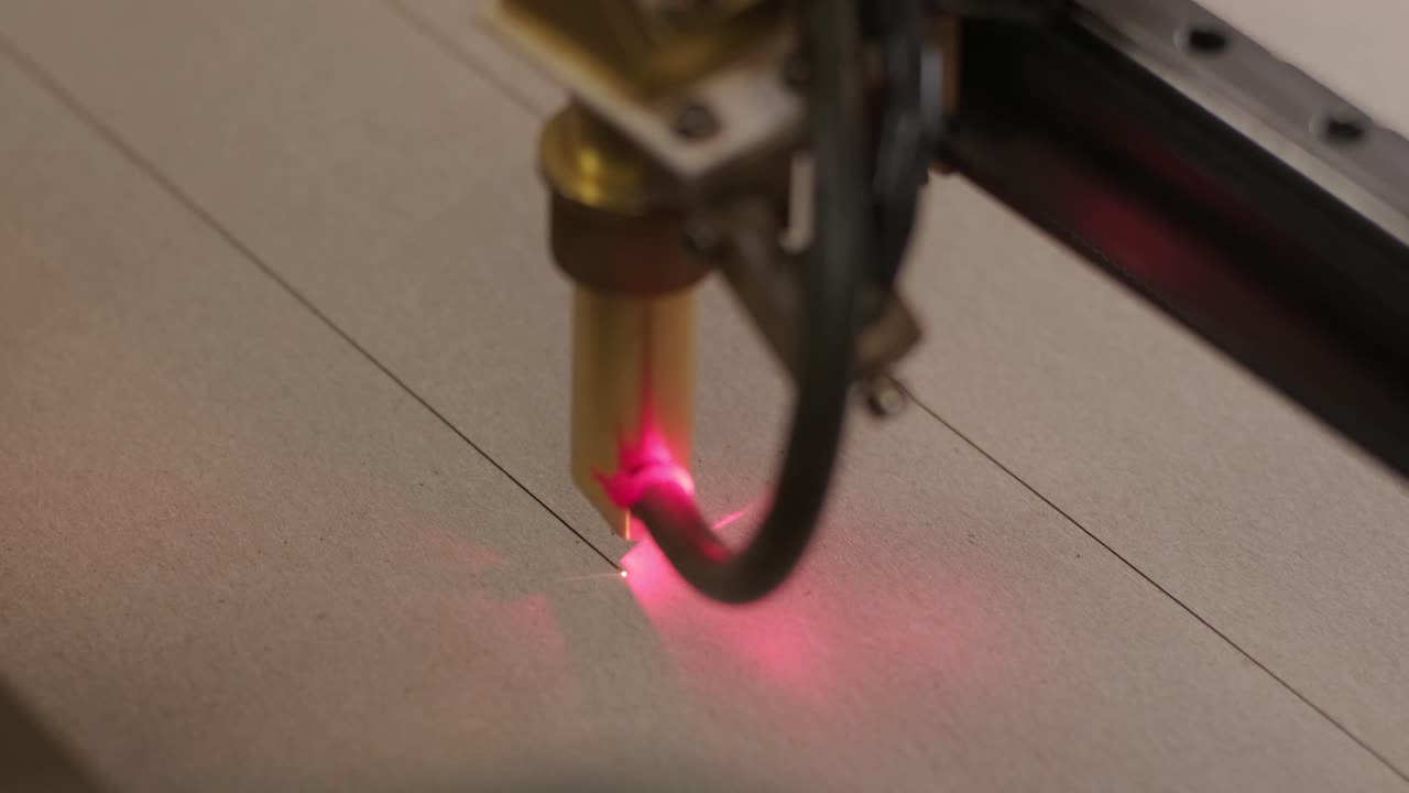 la máquina de corte por láser cnc corta tablas de madera y contrachapado