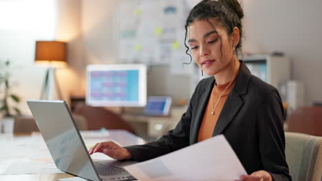 mujer de negocios feliz en la oficina