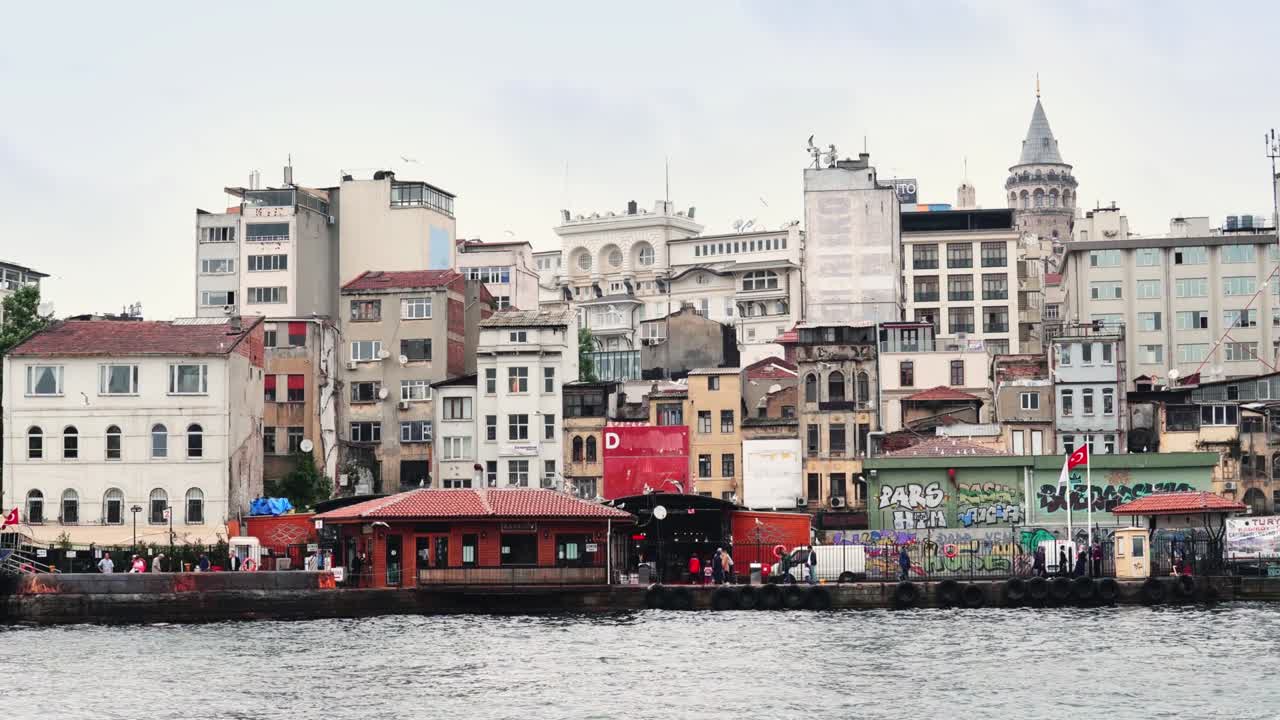 이스탄불 시내 풍경: 보스포루스 해협에 떠다니는 관광 보트와 함께 갈라타 타워